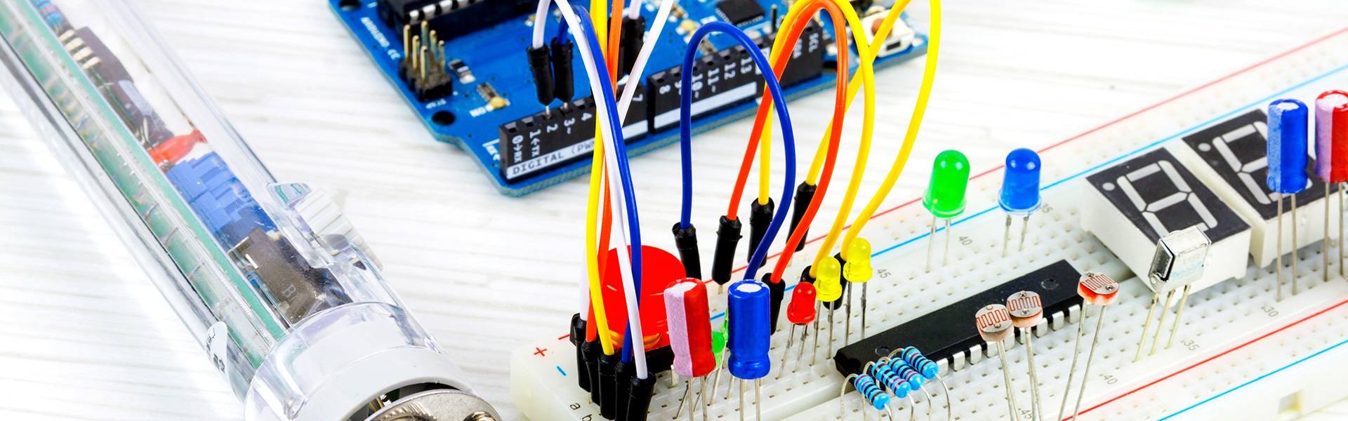 Clase de electrónica con placas Arduino y componentes