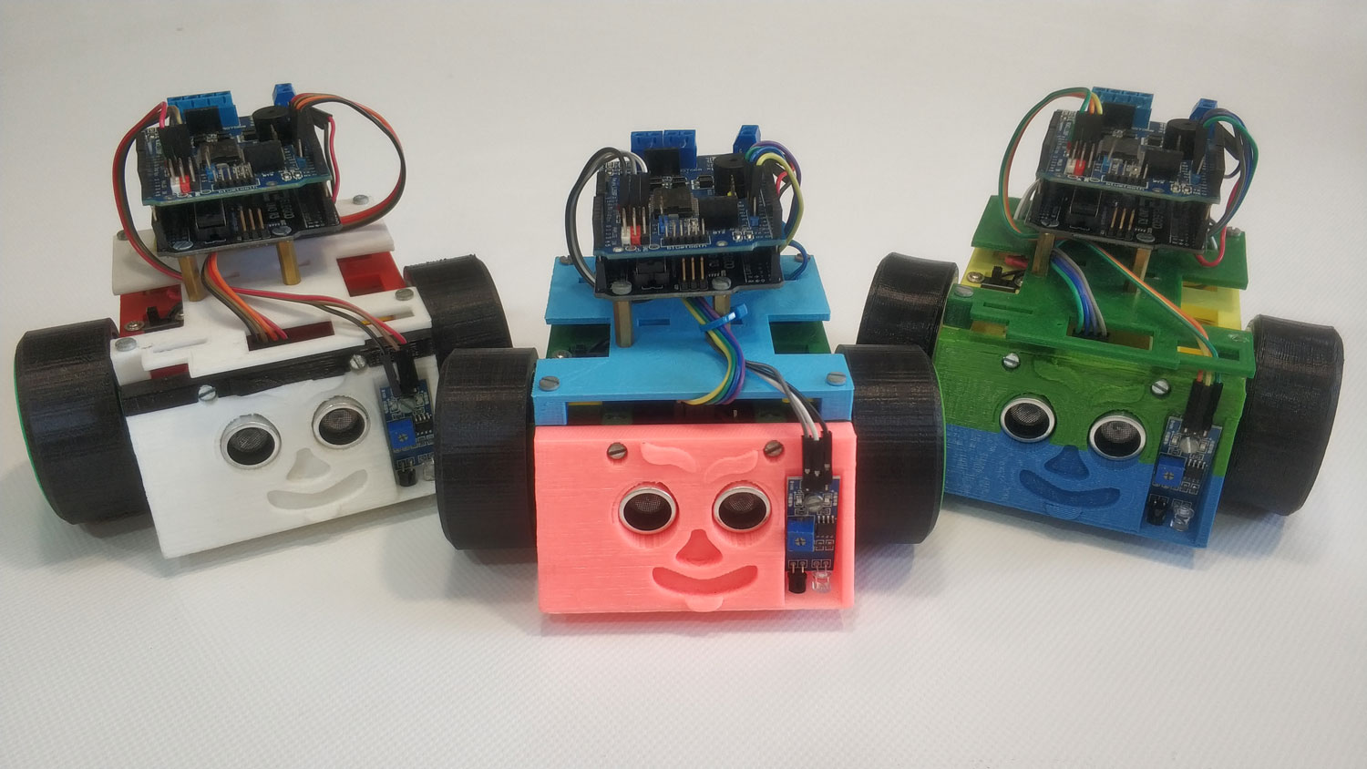 Clase de robótica educativa con robots construidos por alumnos