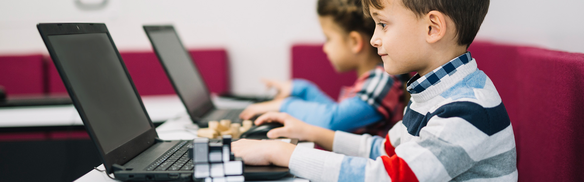Clase de programación con código en pantalla