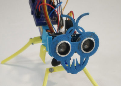 Exhibición de robots creados en campamento tecnológico